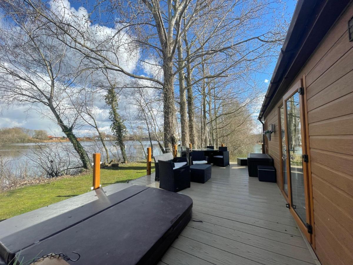 Rudd Lake Luxury Lakeside Lodge With Fishing & Hot Tub@Таттершолл Экстерьер фото