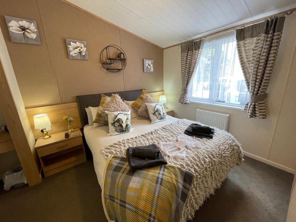 Rudd Lake Luxury Lakeside Lodge With Fishing & Hot Tub@Таттершолл Экстерьер фото