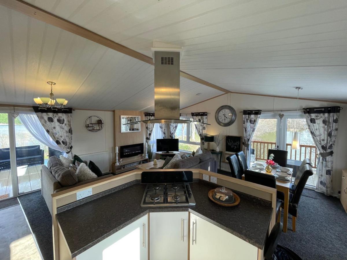 Rudd Lake Luxury Lakeside Lodge With Fishing & Hot Tub@Таттершолл Экстерьер фото
