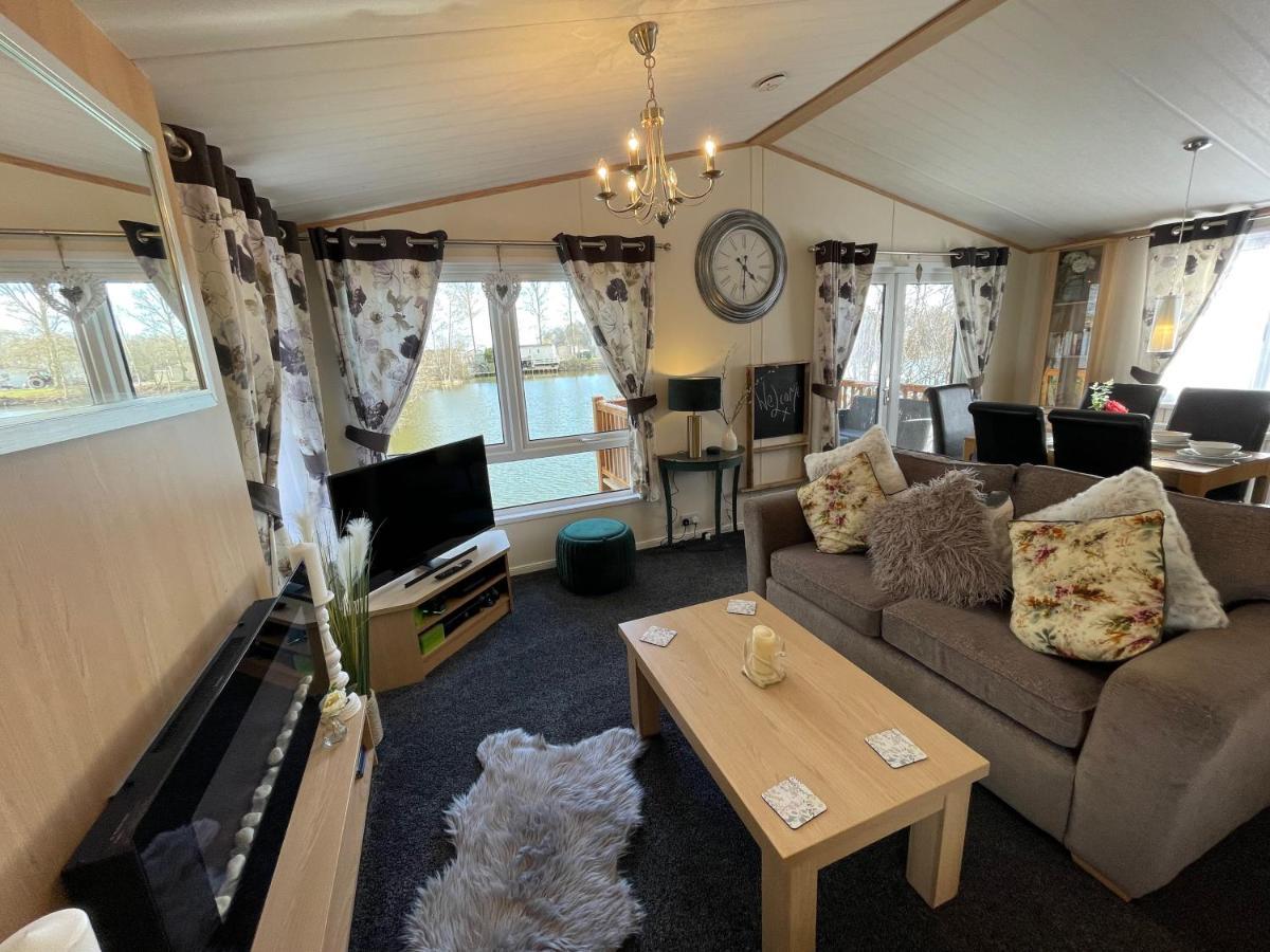 Rudd Lake Luxury Lakeside Lodge With Fishing & Hot Tub@Таттершолл Экстерьер фото