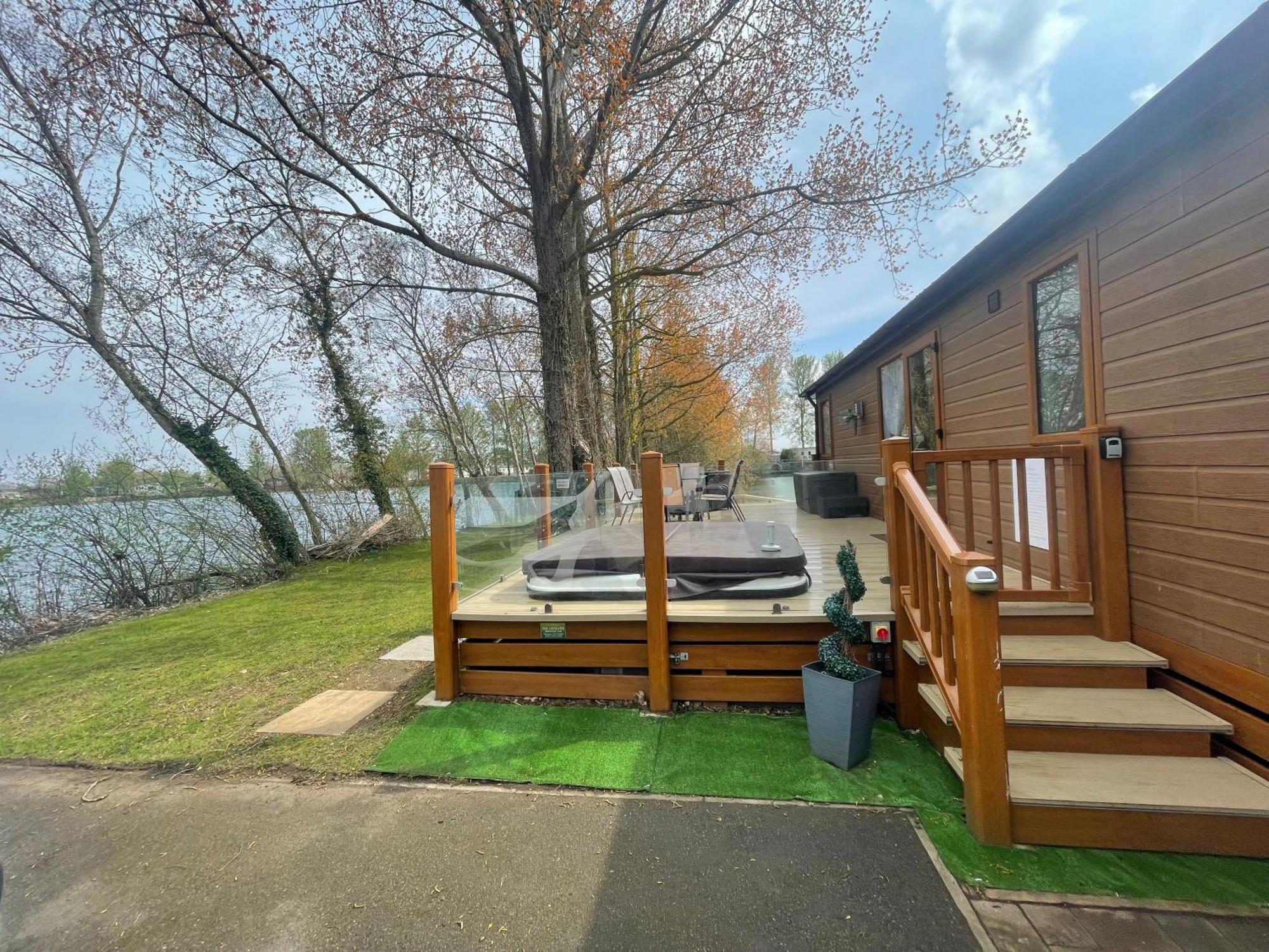 Rudd Lake Luxury Lakeside Lodge With Fishing & Hot Tub@Таттершолл Экстерьер фото