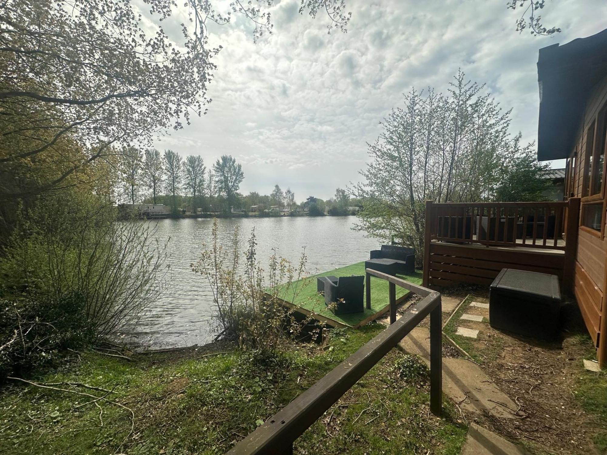 Rudd Lake Luxury Lakeside Lodge With Fishing & Hot Tub@Таттершолл Экстерьер фото
